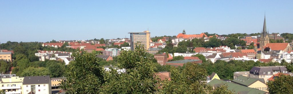 Blick vom Sandberg: Flensburger Rathaus (Hochhaus in der Bildmitte)