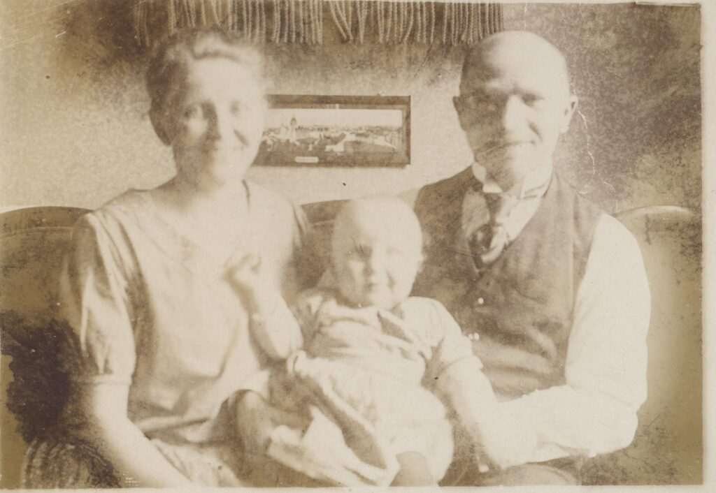 Erna Junge (geb. Lanzenberg) und Adolf Junge mit ihrem Sohn Jürgen 1926