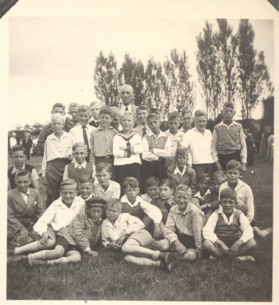 Jürgen Junge (1936), Matrosenanzug und Schulklasse