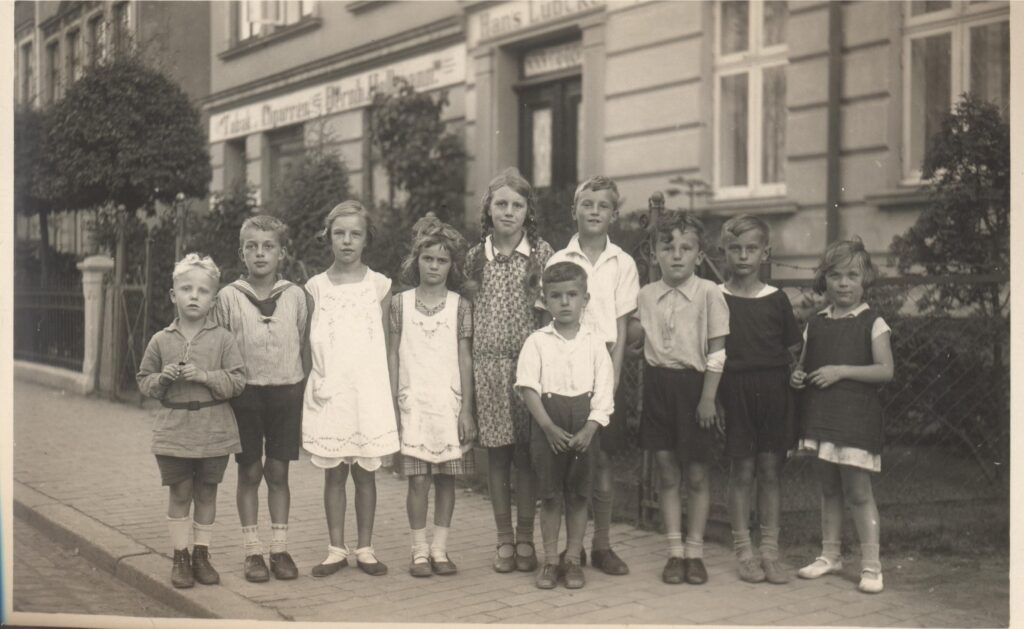Jürgen Junge (links, 1931), Straßenkinder in der Wickedestraße in Lübeck