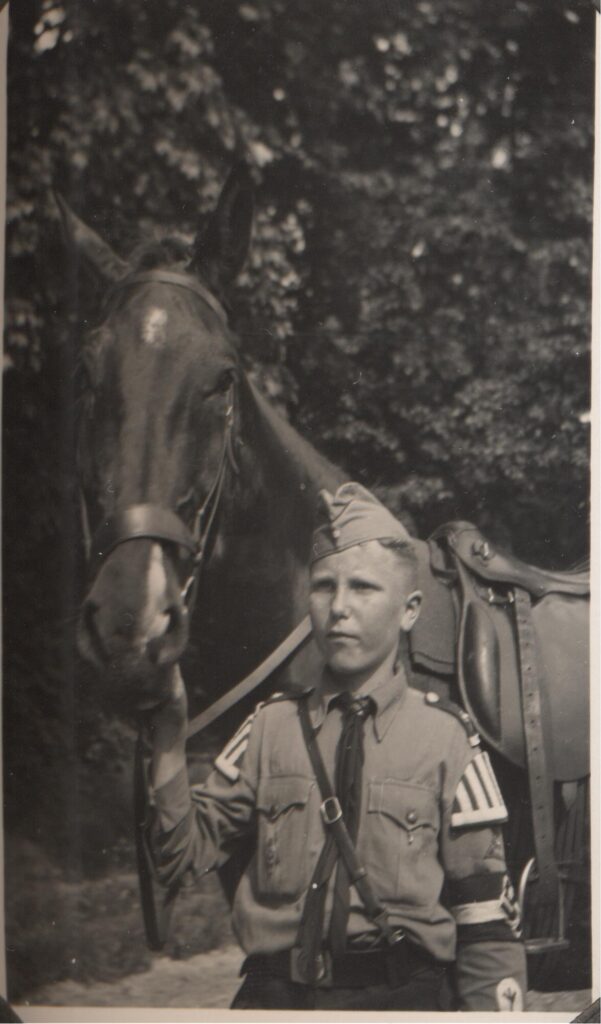 Jürgen Junge mit seinem Pferd bei der Hitlerjugend (1939)