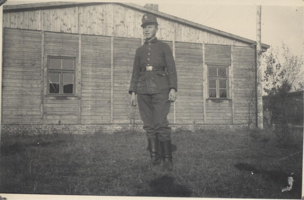 Jürgen Junge beim Reichsarbeitsdienst an seiner Baracke am Bremer Flughafen, 1943