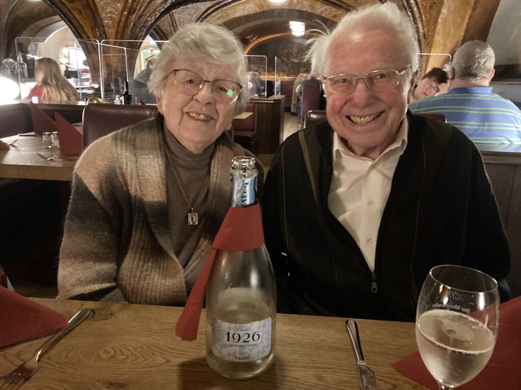 Jürgen Junge, 98. Geburtstag, 22.02.2024 im Gnomenkeller Flensburg mit Jahrgangsflasche...