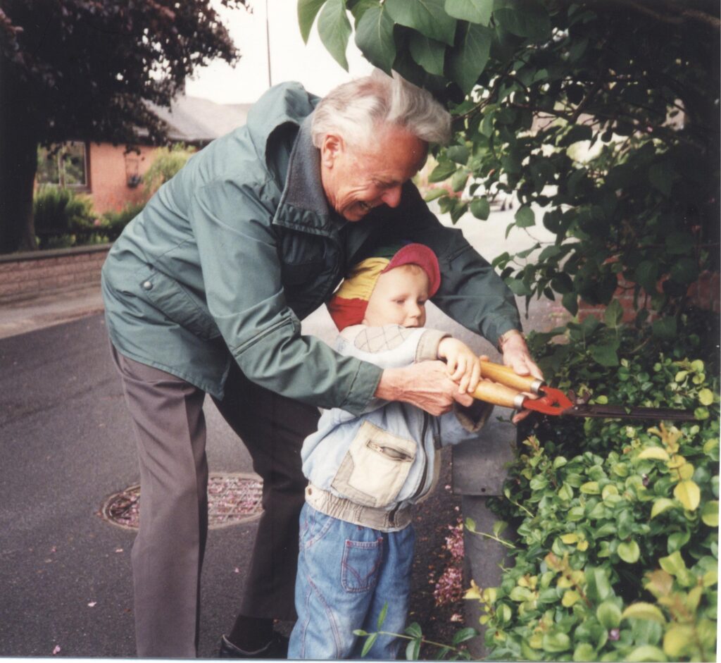 Jürgen und Jonathan Junge schneiden die Hecke in Osterlükken, Harrislee, 1999